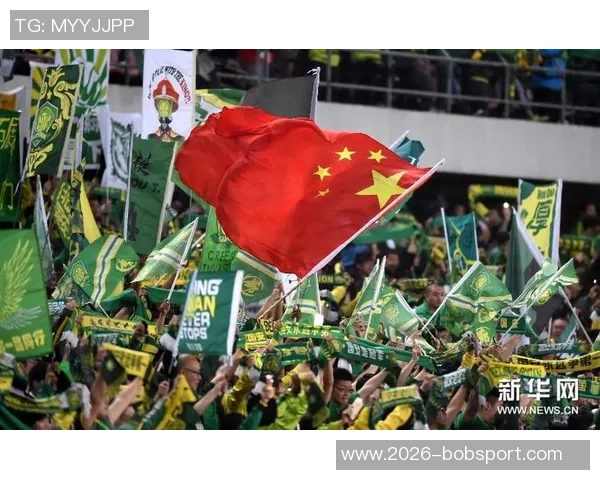 北看台球迷用手电筒拼出冠军奖杯形状为国安加油助威亚冠二国安战麦克阿瑟