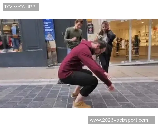 皮尔斯夜店偷瞄性感美女的紧张瞬间只需半秒转头避免被发现