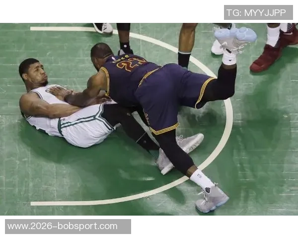 狄龙连续恶犯詹姆斯与库里接下来再度对决两大巨星的赛季挑战 狄龙连续恶犯詹姆斯与库里接下来再度对决两大巨星的赛季挑战